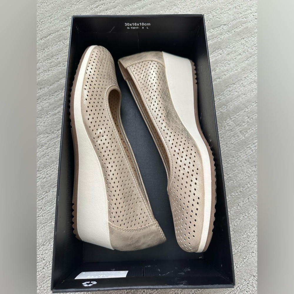 NIB/NWT—Naturalizer Betina 2 gold slip on wedges, size 9